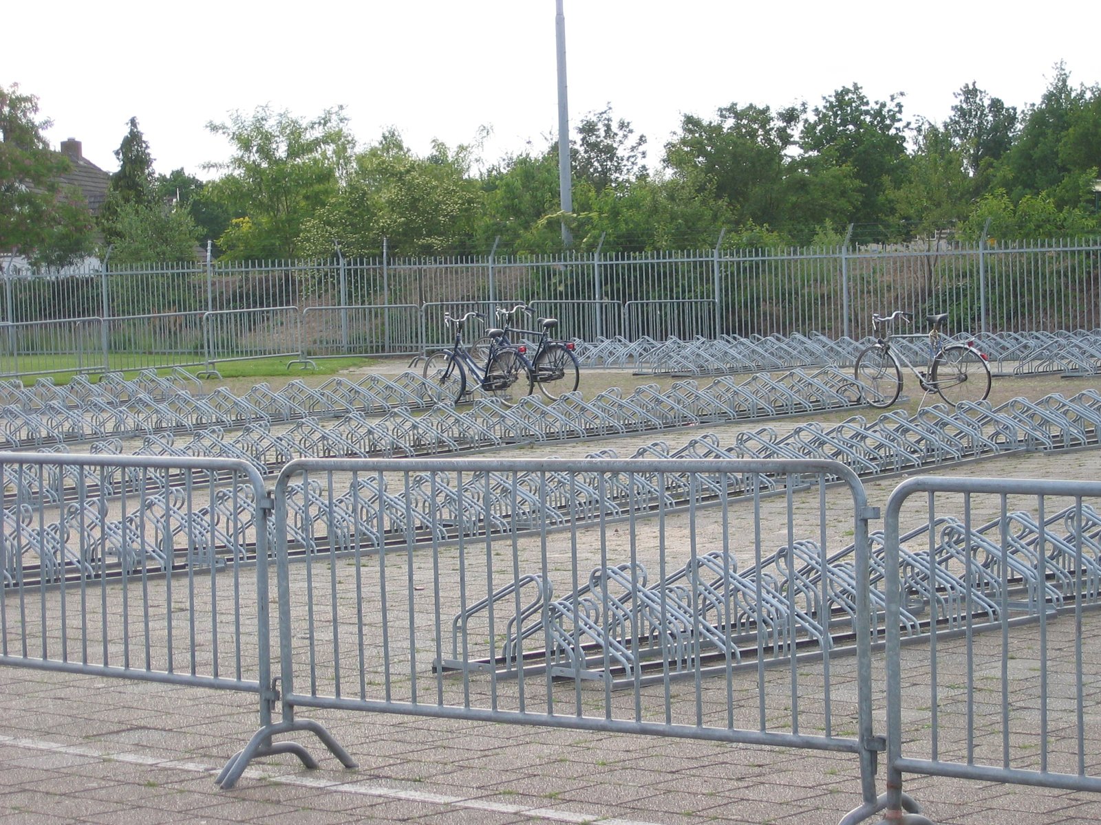 Tijdelijke fietsenstalling op de busparkeerplaats