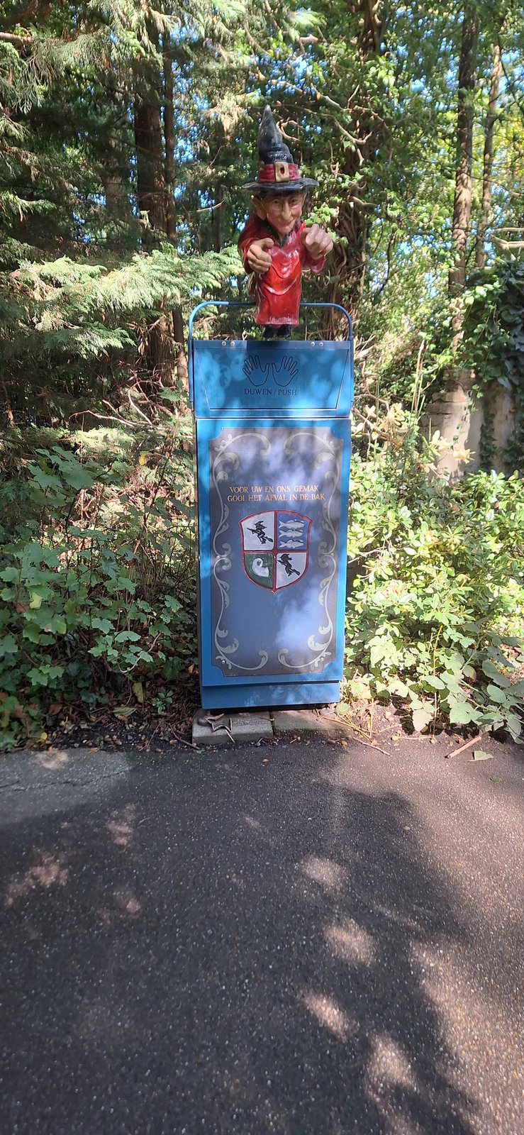 Een afvalbak doet een overbodige poging Eftelings te zijn. Niet nodig, park is leuk op een ander niveau.