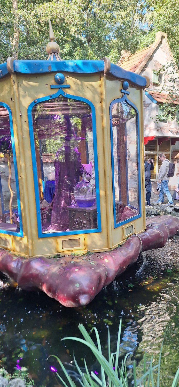 Tovenaar in een....Tardis?