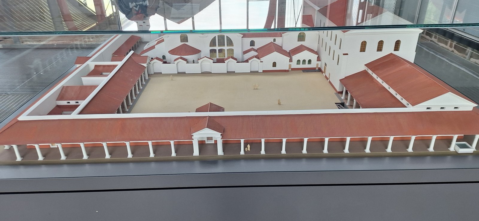 Een maquette van de opgegraven ruïne, verbonden aan het museum.