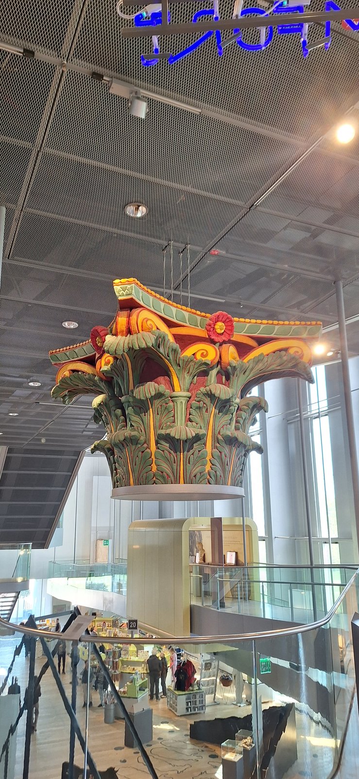 Binnenmuseum, zuil.