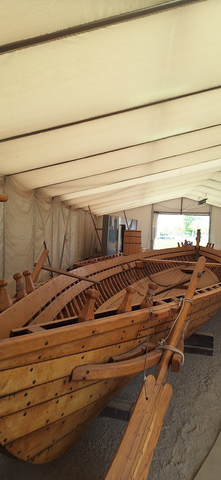 Buitenmuseum, houten boot.