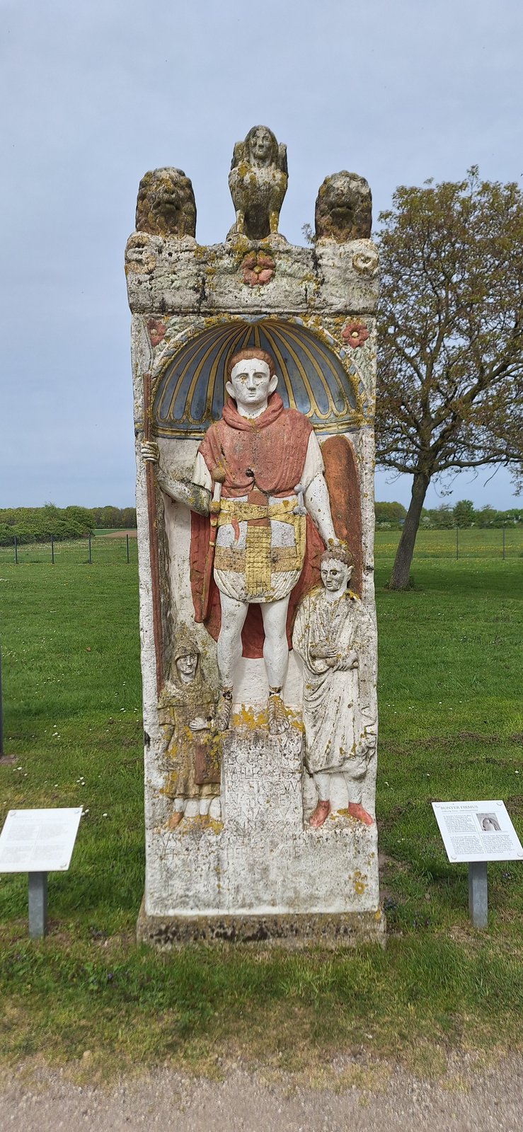 Beeld bij de poort.