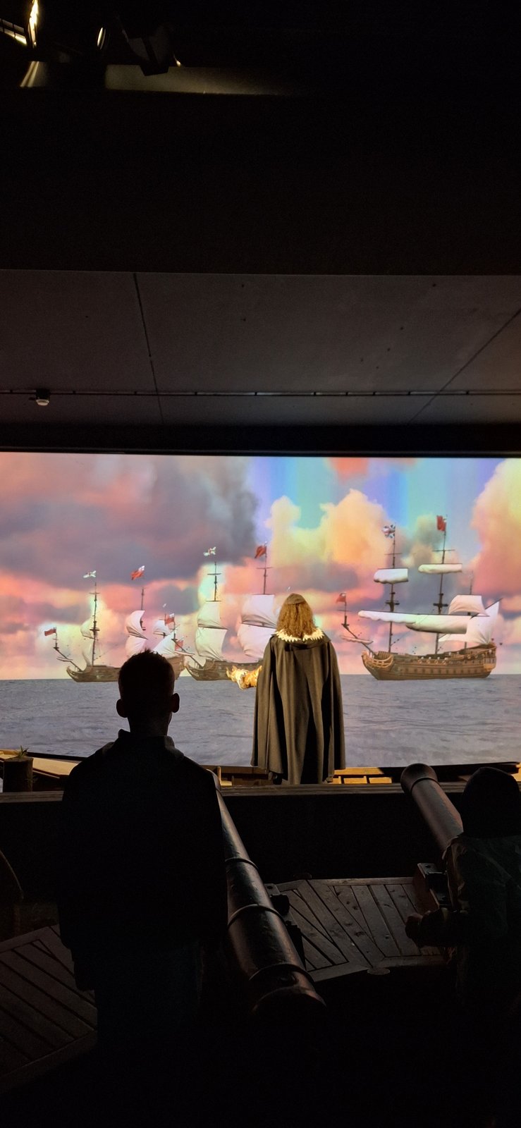 Nieuw Amsterdam. Eén van de weinige animatronics in het park. Je ziet hem merendeel van de tijd van de rug. Het is Peter Stuyvesant, een onfris kolon…