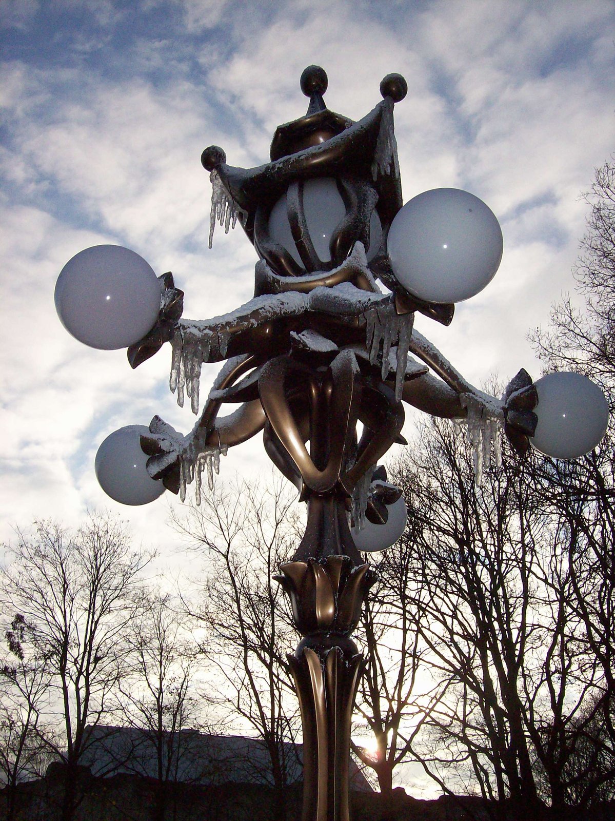 Winterse decoraties aan een van de Wonderwachters op de Pardoes Promenade.