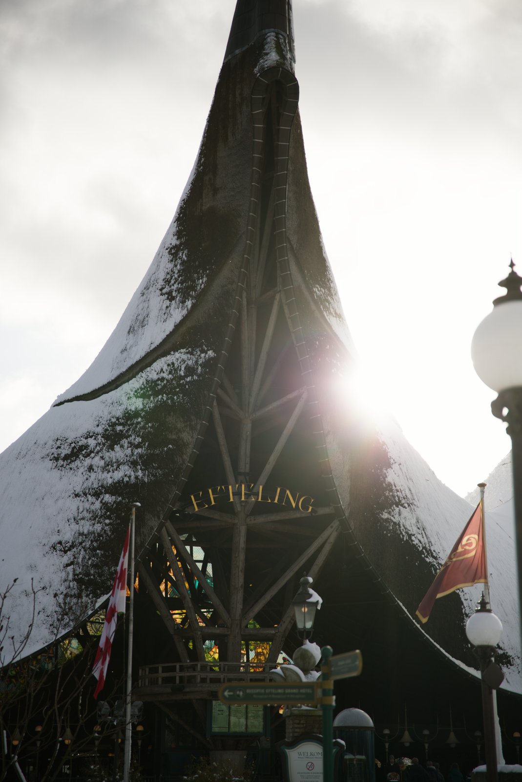 De zon achter het Huis van de Vijf Zintuigen
