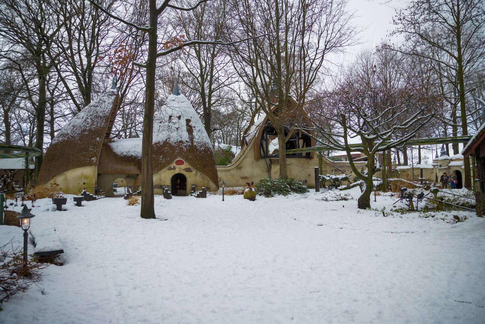 Een leeg, ondergesneeuwd plein in het Lavenlaar