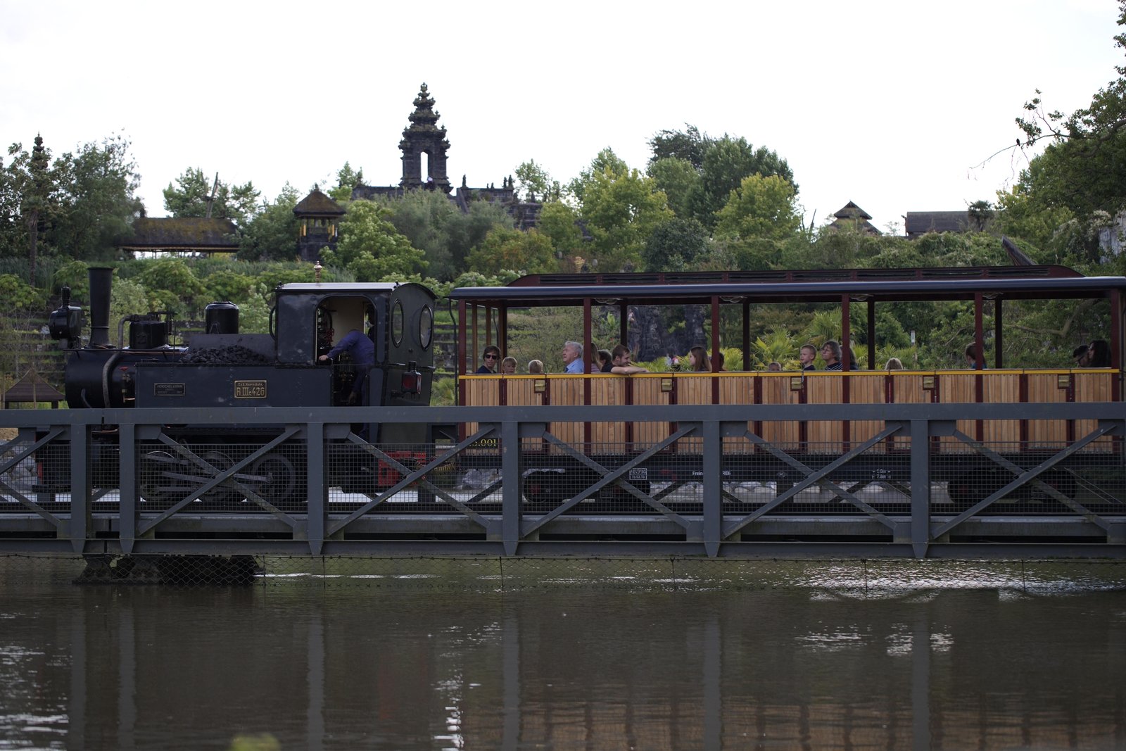 De stoomtrein gaat voorlangs het iconische bouwwerk van themagebied Kingdom of Ganesha.