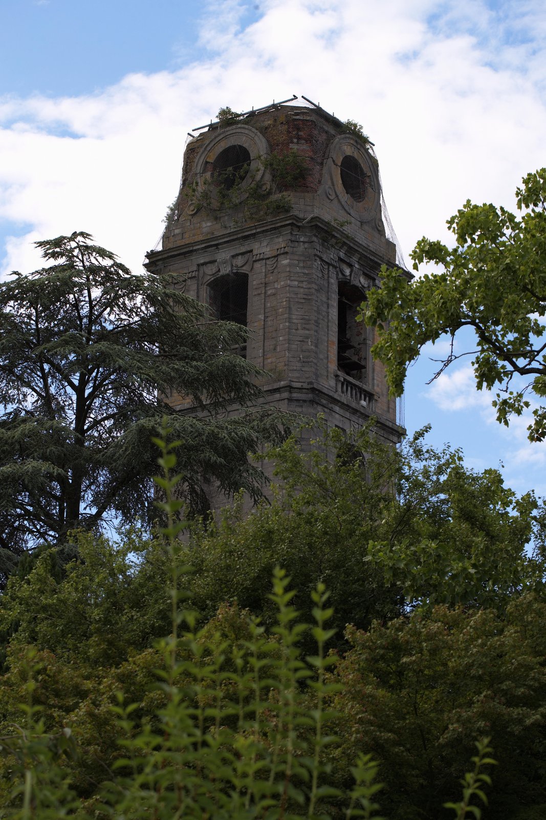 De toren van de Abdij van Cambron. Deze zie je al van verre als je richting het park komt. Hier onder zit de crypte en het vleermuizenverblijf.