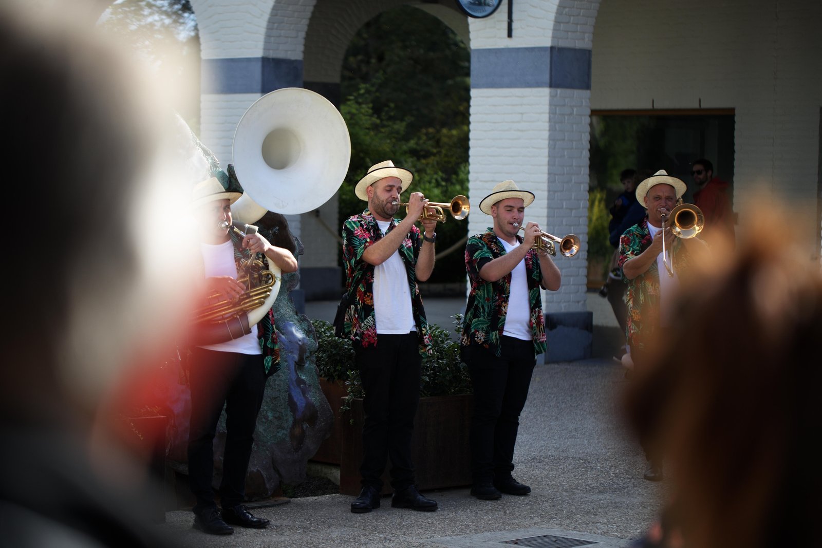 Het begin van het entertainmentprogramma van Les Estivales. Een bandje bij het entreegebied.