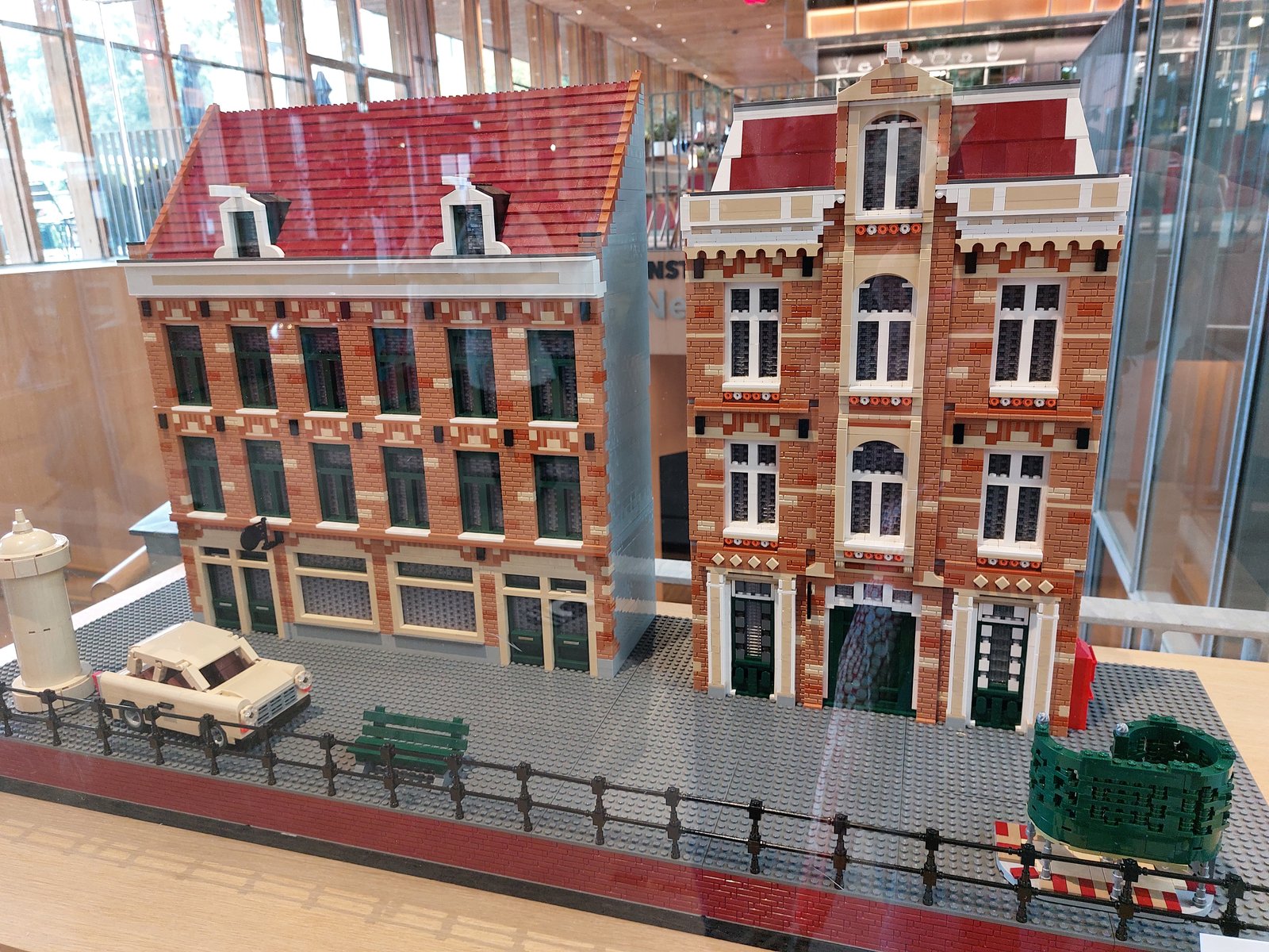 Een lego bouwwerk van de Amsterdamse huizen die buiten te vinden zijn.