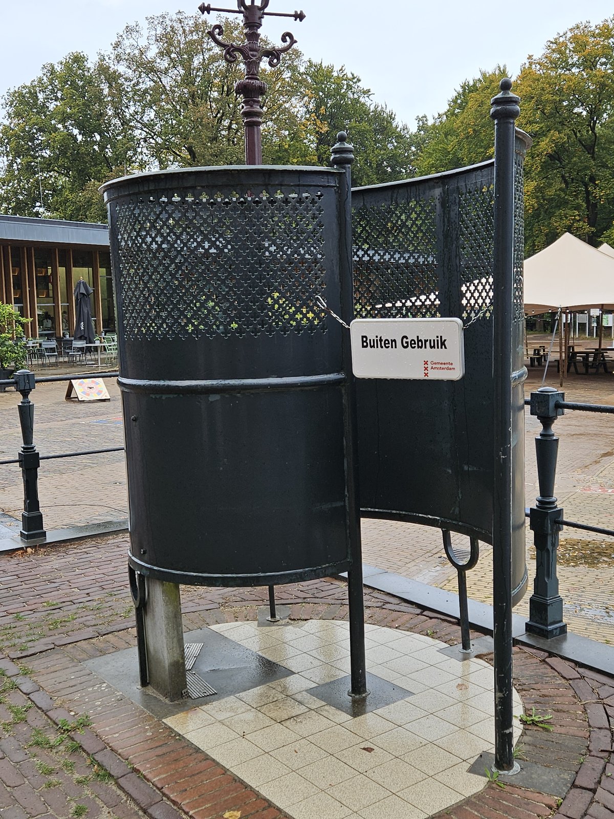 Dit typerende buitentoilet was helaas buiten gebruik...