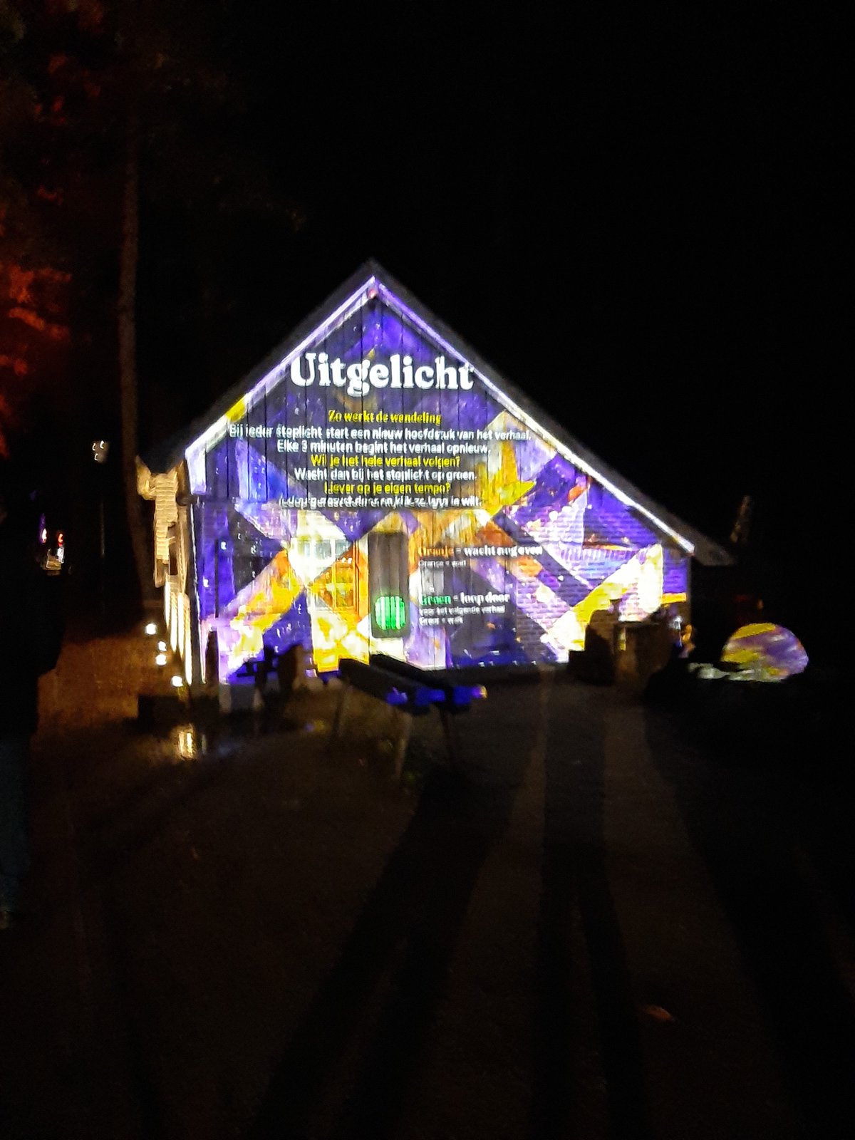 De start van de tour werd uitgelegd hoe het werkt. Je kunt ook de 'verkeerslichten' negeren, maar dan snap je de context niet.