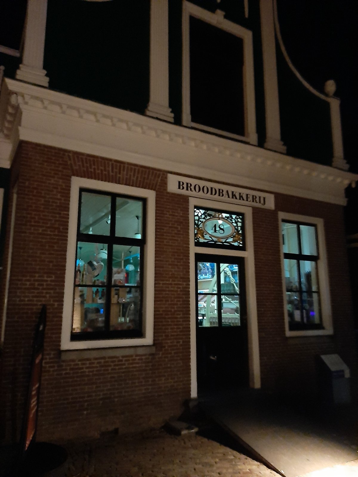 Er brandde licht bij de bakker, maar die was gesloten.