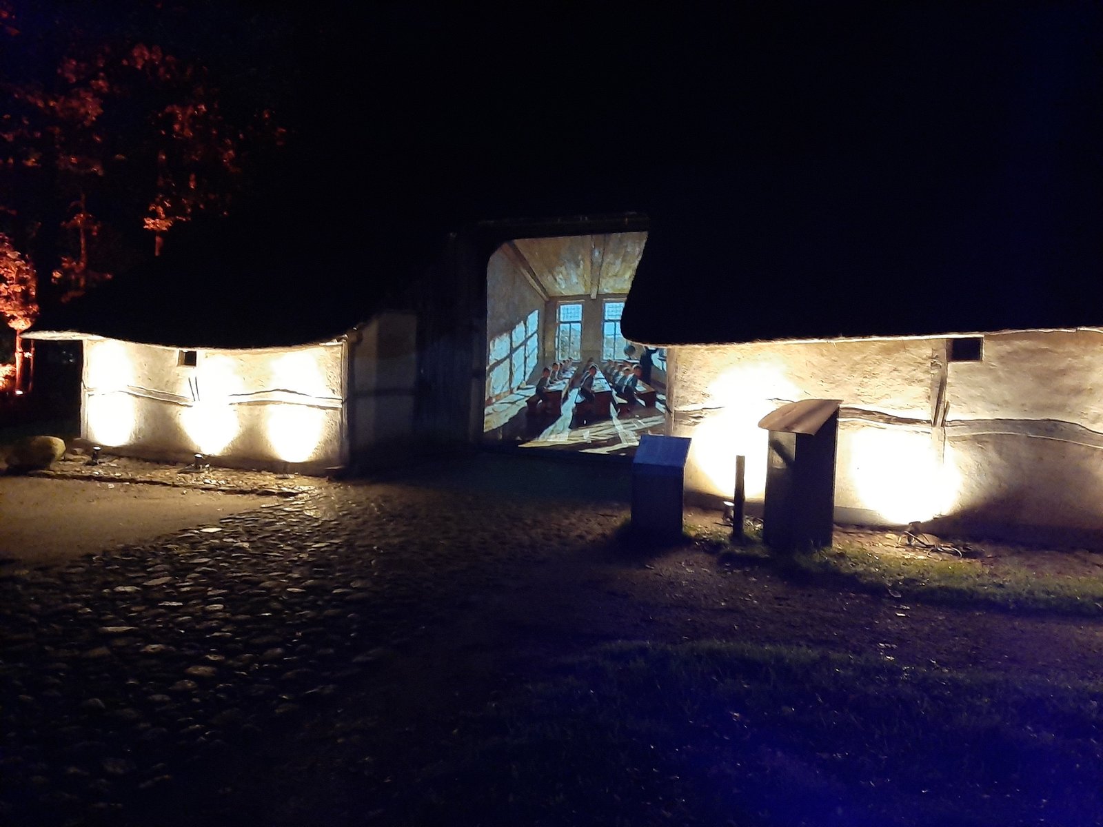 Hier werd de projectie op glas getoond, waardoor je het gebouw in kon kijken als het licht doofde.