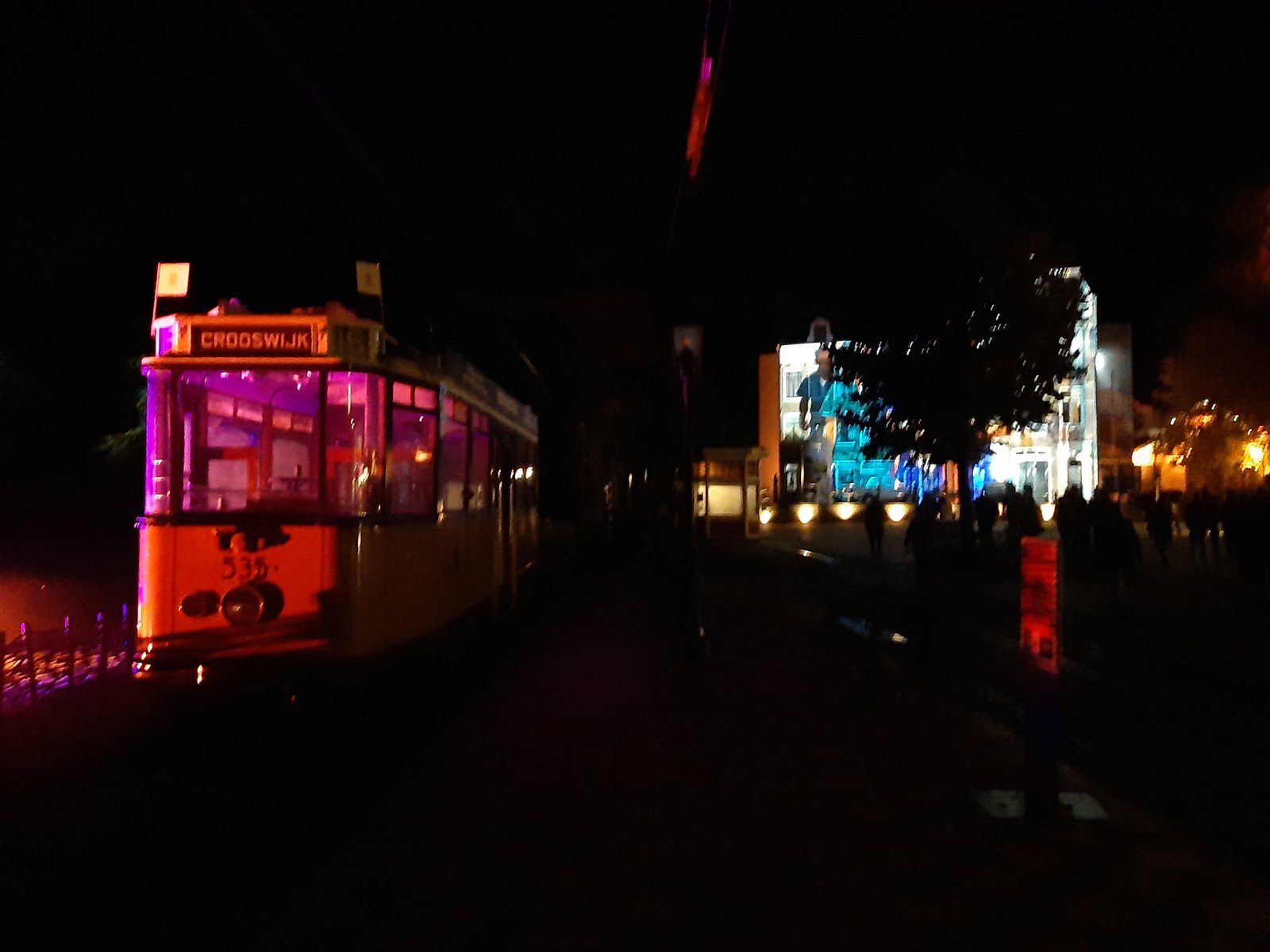 Weer de tram met op de achtergrond de laatste show op de route.