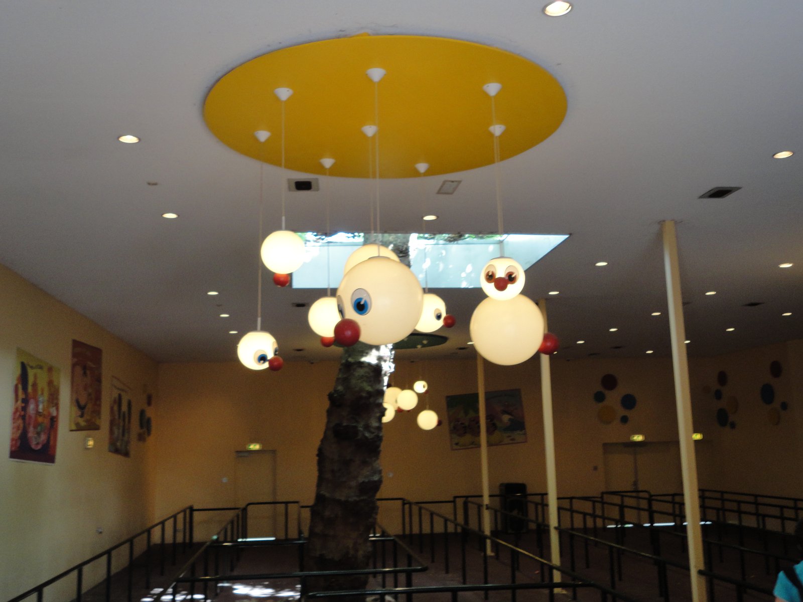 Het was rustig bij Carnaval Festival. Je ziet hier ook nog de oude wand decoraties en het oppervlak waar de verlichting aan hangt is hier nog geel.