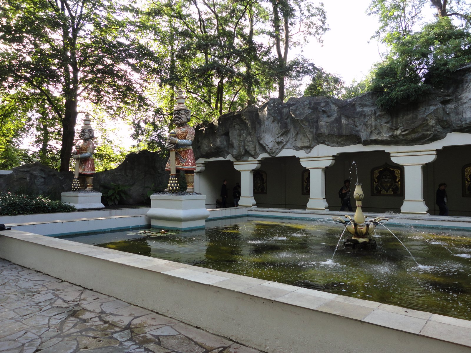 Het voorplein van de Indische Waterlelies