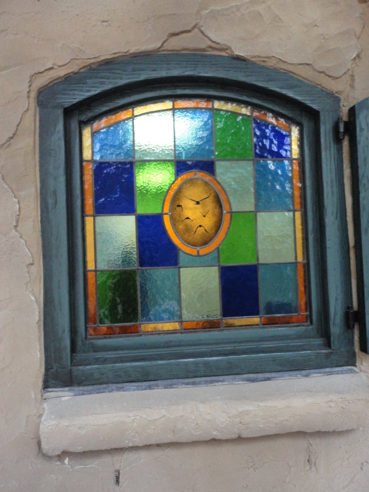 Een mooi glas in lood werk in het gebouw van Raveleijn