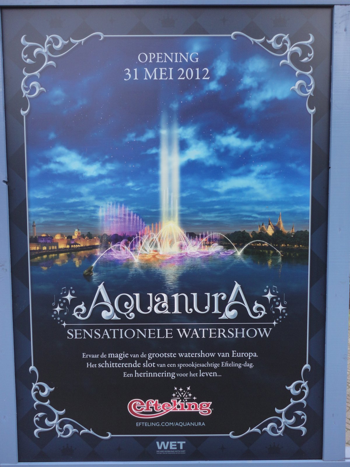 Een bord/poster met daarop de aankondiging van Aquanura. Deze zal het volgende jaar (2012) openen op 31 mei.