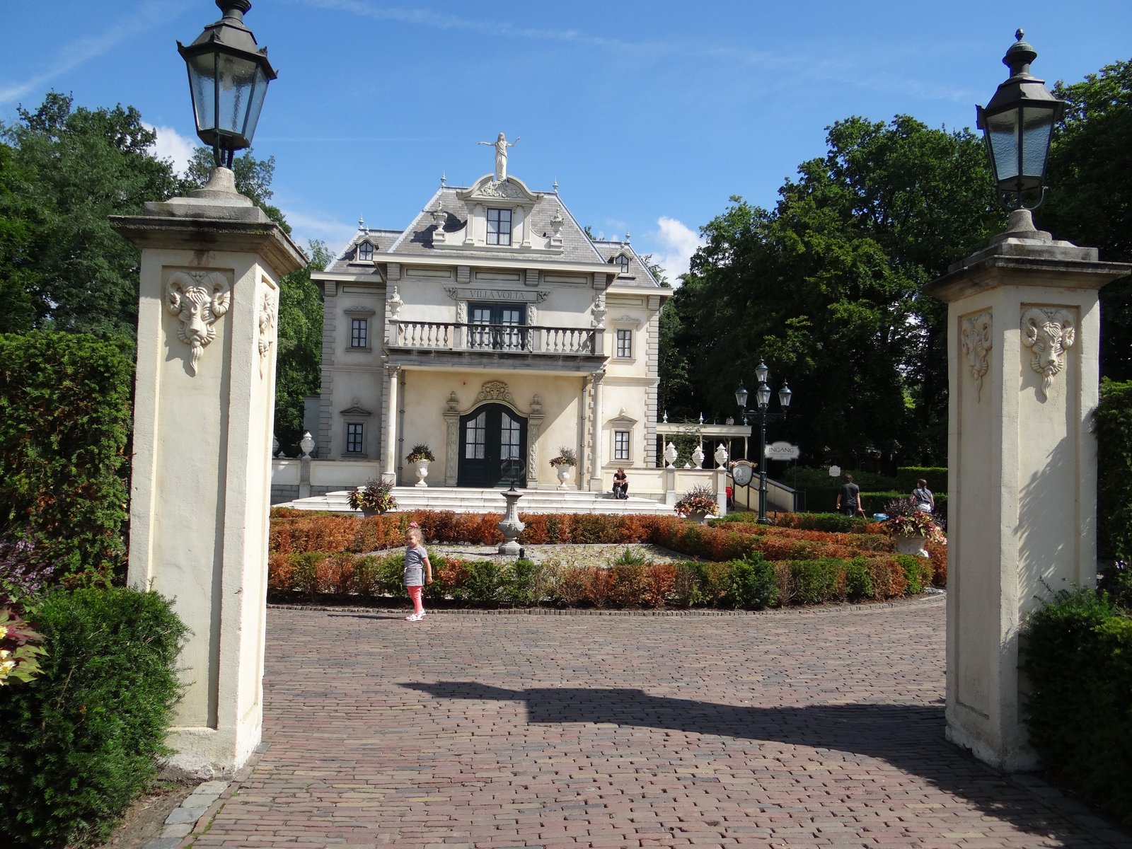 Het voorplein van Villa Volta