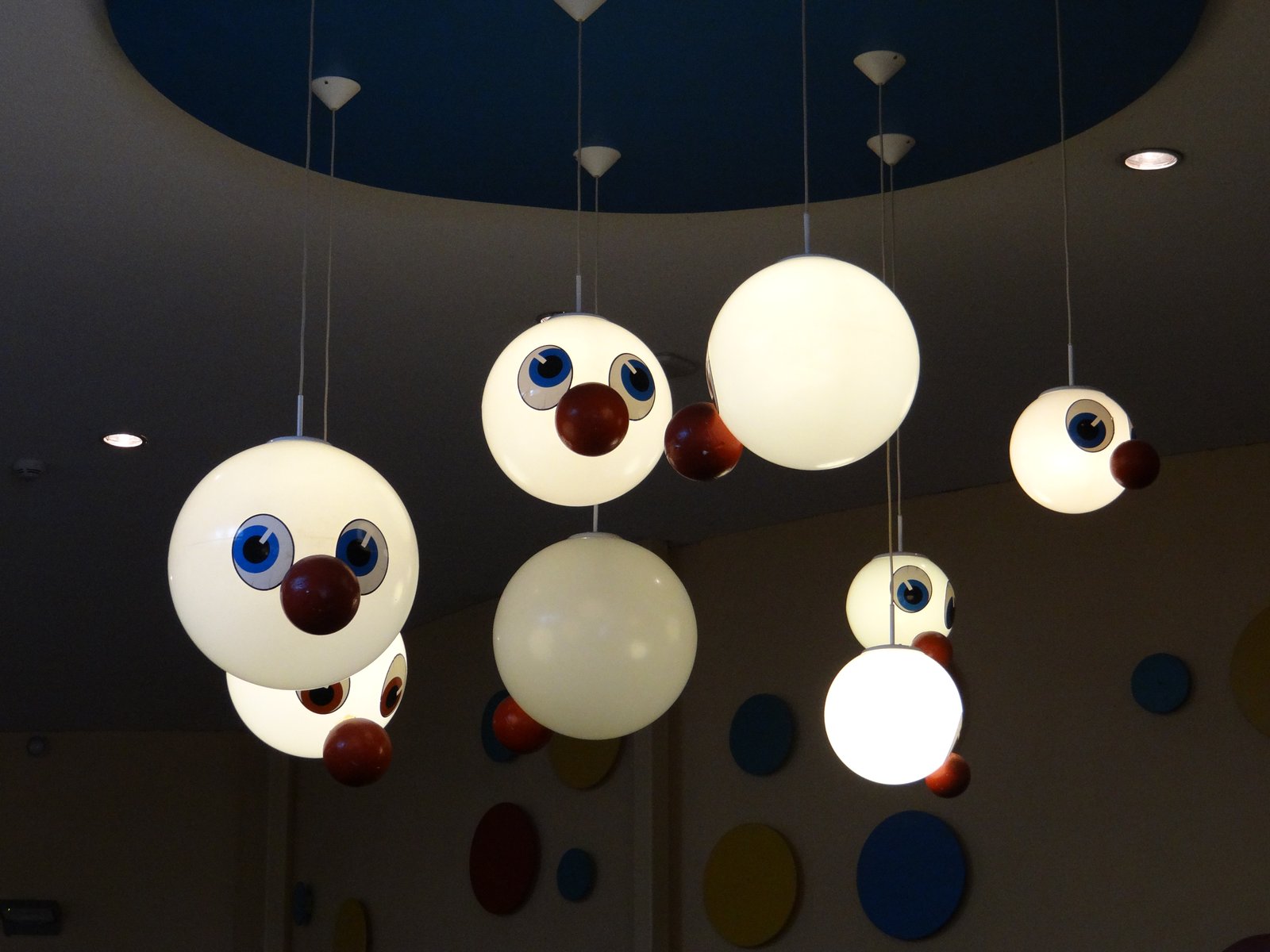 Lampen in de wachtruimte van Carnaval Festival