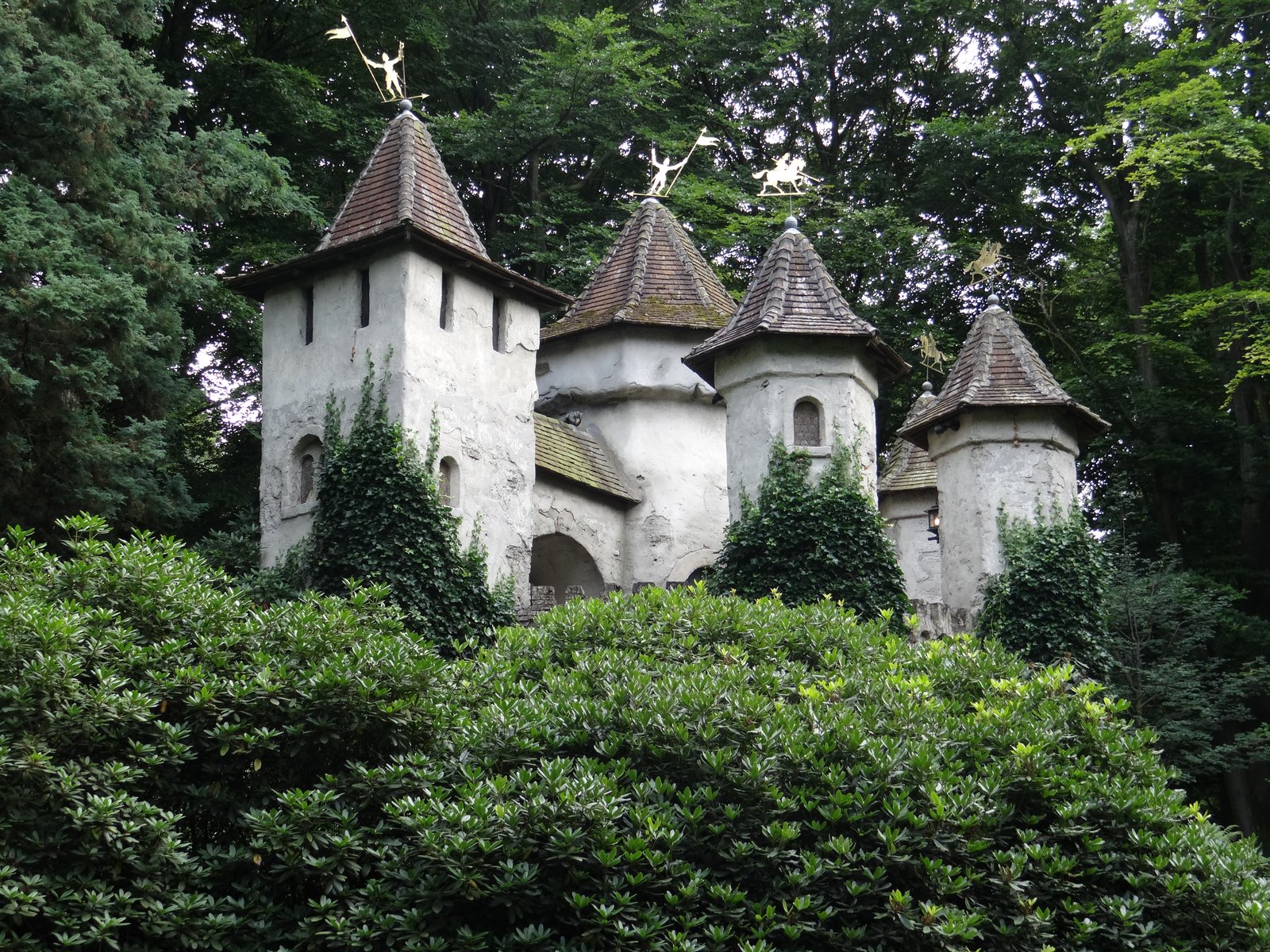 Het kasteel van Doornroosje, nog mooi verhuld in de bomen