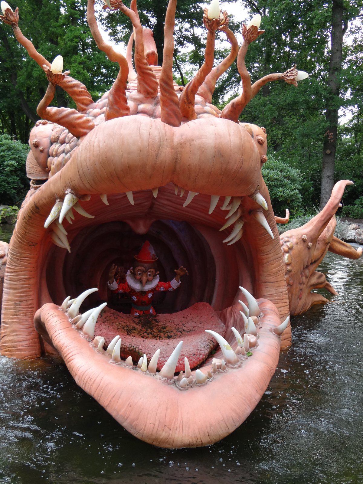 De Monstervis met Pinokkio er in. Het tafereel stond er ongeveer 1 jaar op moment van opname.