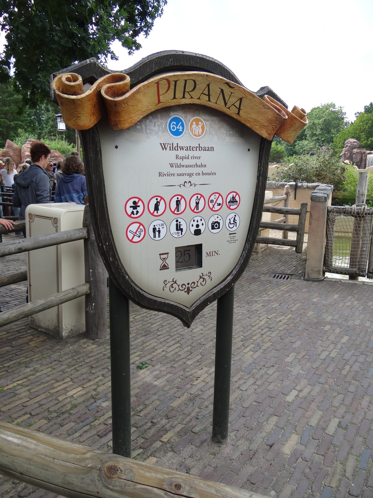 Het wachttijdenbord bij de Piraña.