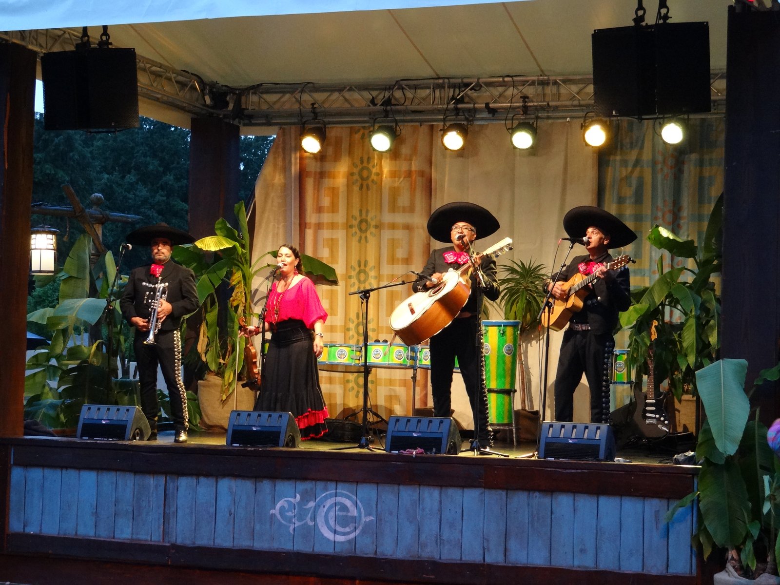Een Mariachiband, op het Piraňa-plein