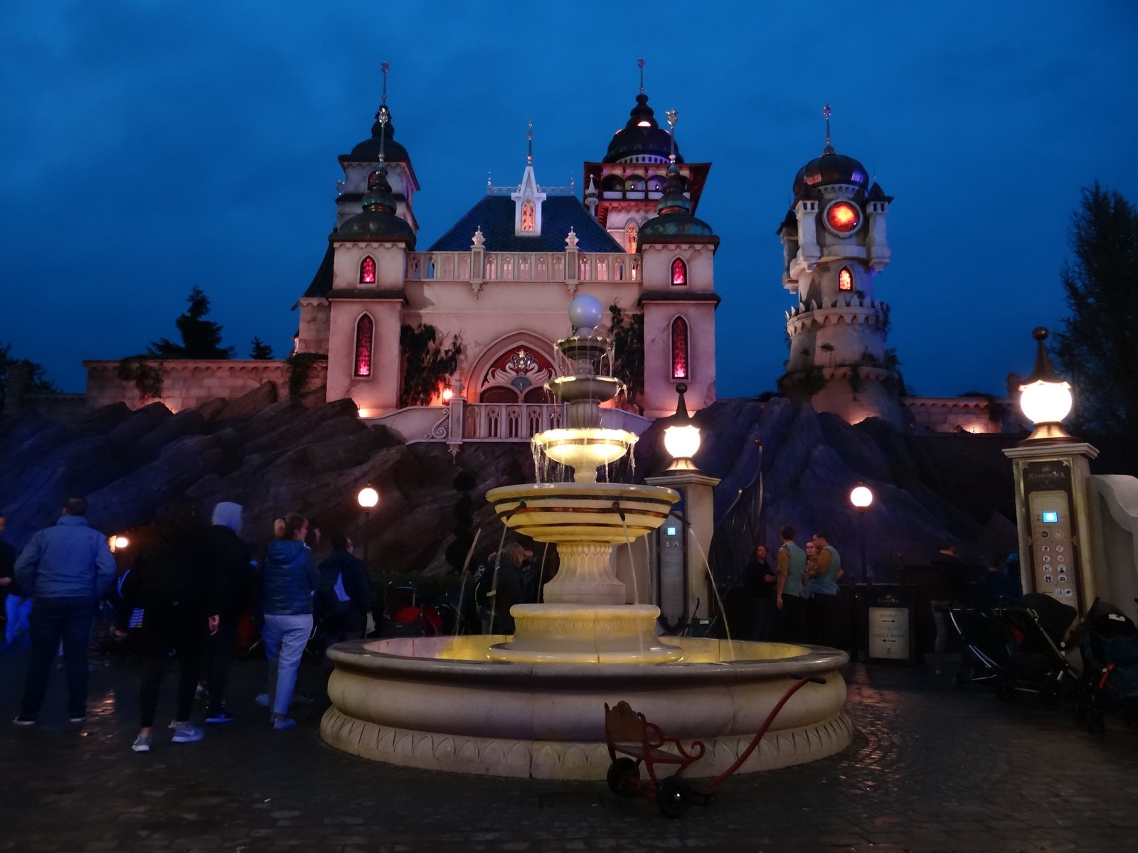 Het Paleis van Symbolica in het donker, met op de voorgrond een werkende (!) fontein.