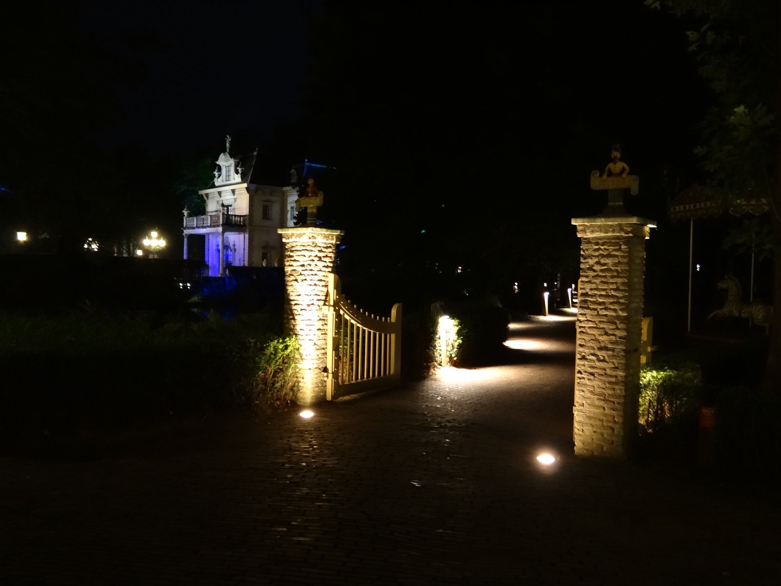 Kindervreugd en Villa Volta bij nacht