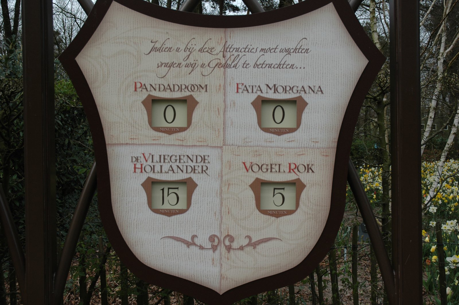 Wachttijdeninformatiebord op de Pardoes Promenade