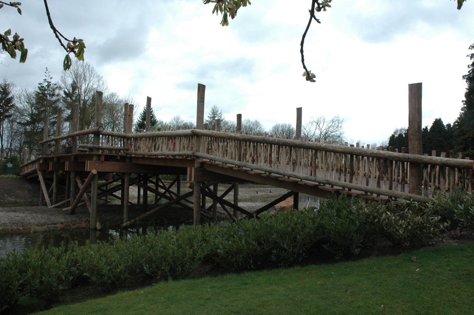 Siervijver, nieuwe houten junglebrug over het Gondoletta-retourkanaal