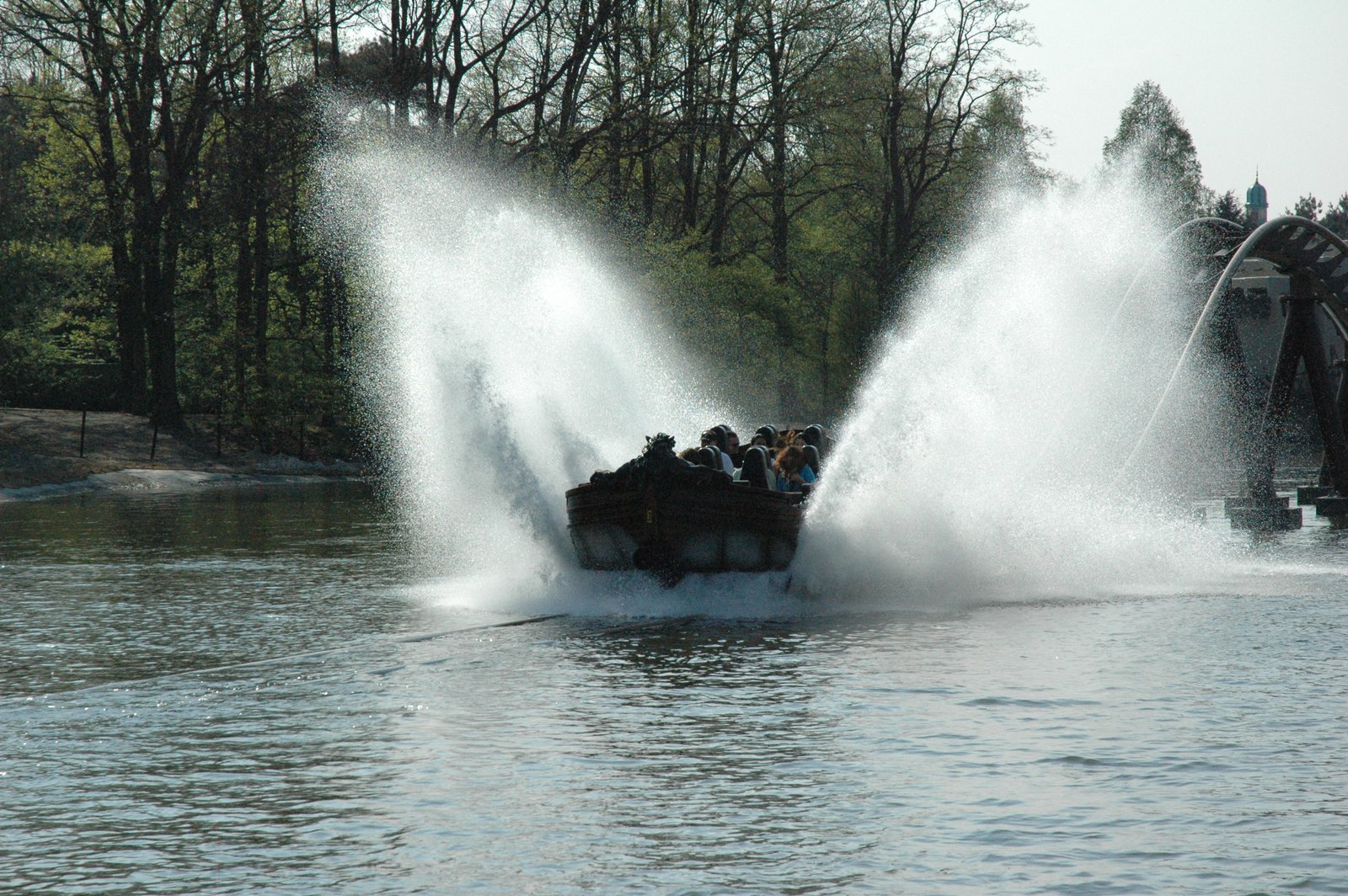 De Vliegende Hollander, splash zoals die door de meeste bezoekers gezien wordt, kort na opening van de attractie.