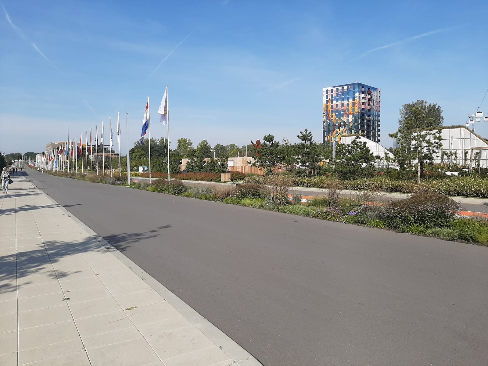 Nadat de Floriade ten einde is, wordt deze brede laan omgebouwd tot doorgaande weg voor de nieuwe woonwijk die hier moet verschijnen.