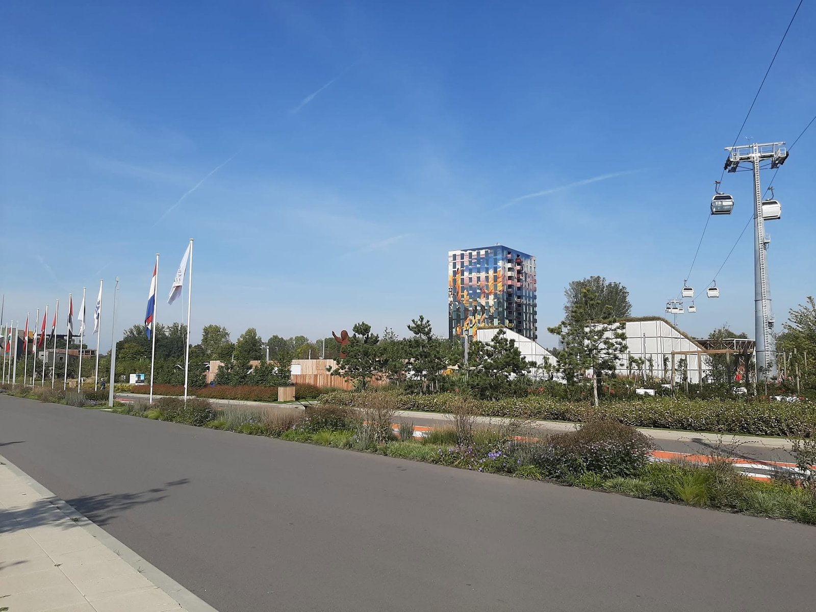 Dezelfde laan nog een keer. Ditmaal met kabelbaan. De toren in het midden is/wordt een woontoren.