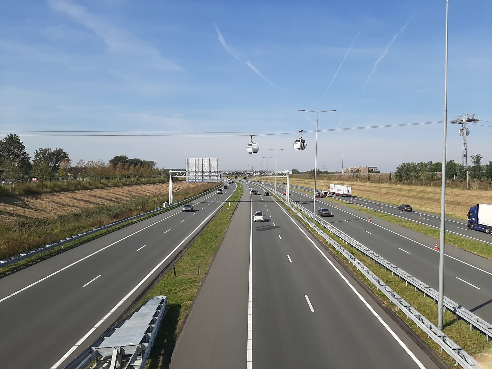 Blikvanger is de kabelbaan. Hier over de A6.