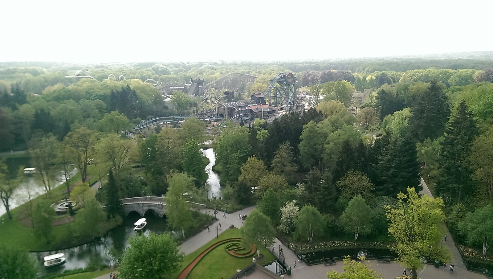 Een uitzicht vanaf de Pagode richting het Ruigrijk, met op de voorgrond de iconische bloemen E die inmiddels niet meer te vinden is.