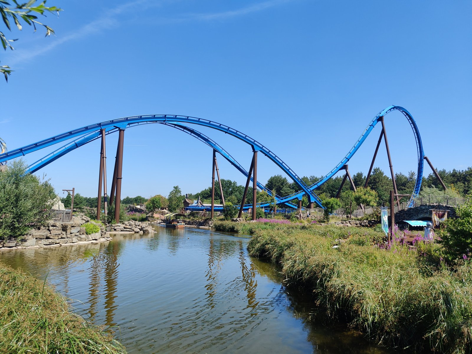 Een overzicht van Avalon over het water gezien. Met onder andere een zero-g roll over het water heen.
