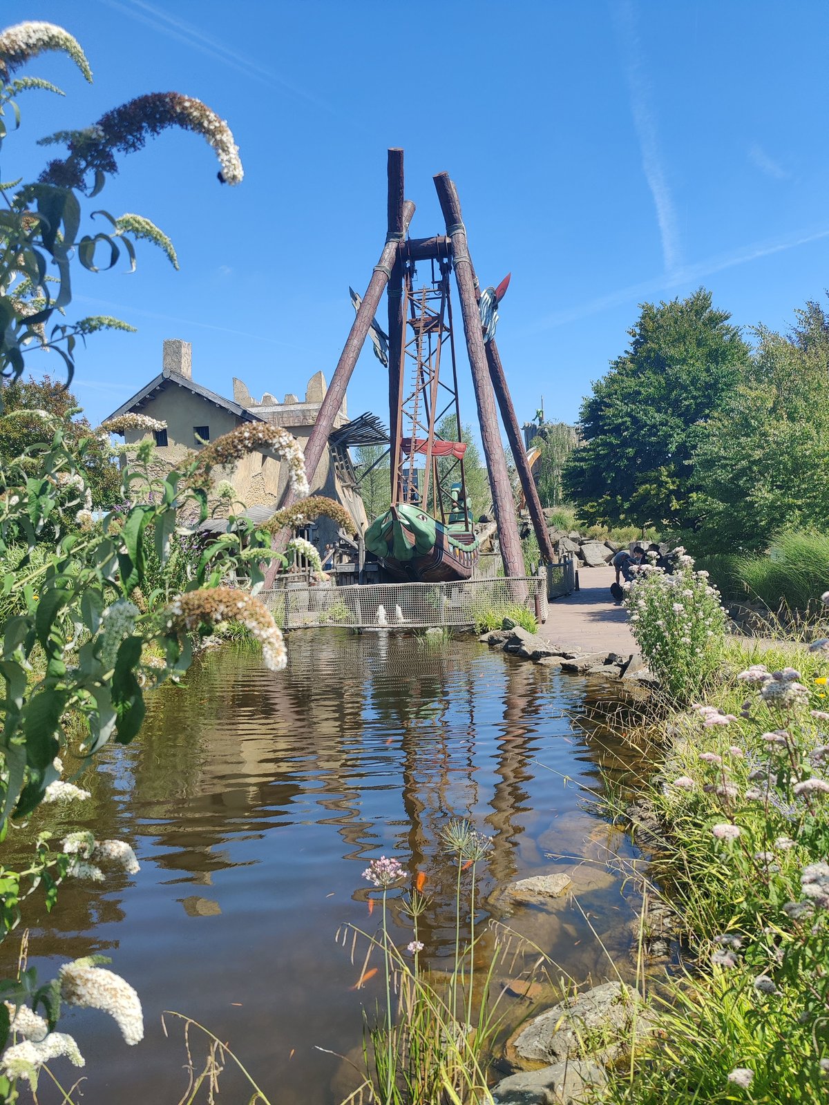 Onderweg naar Troy kom je langs Scorpios, de schipschommel van Toverland.