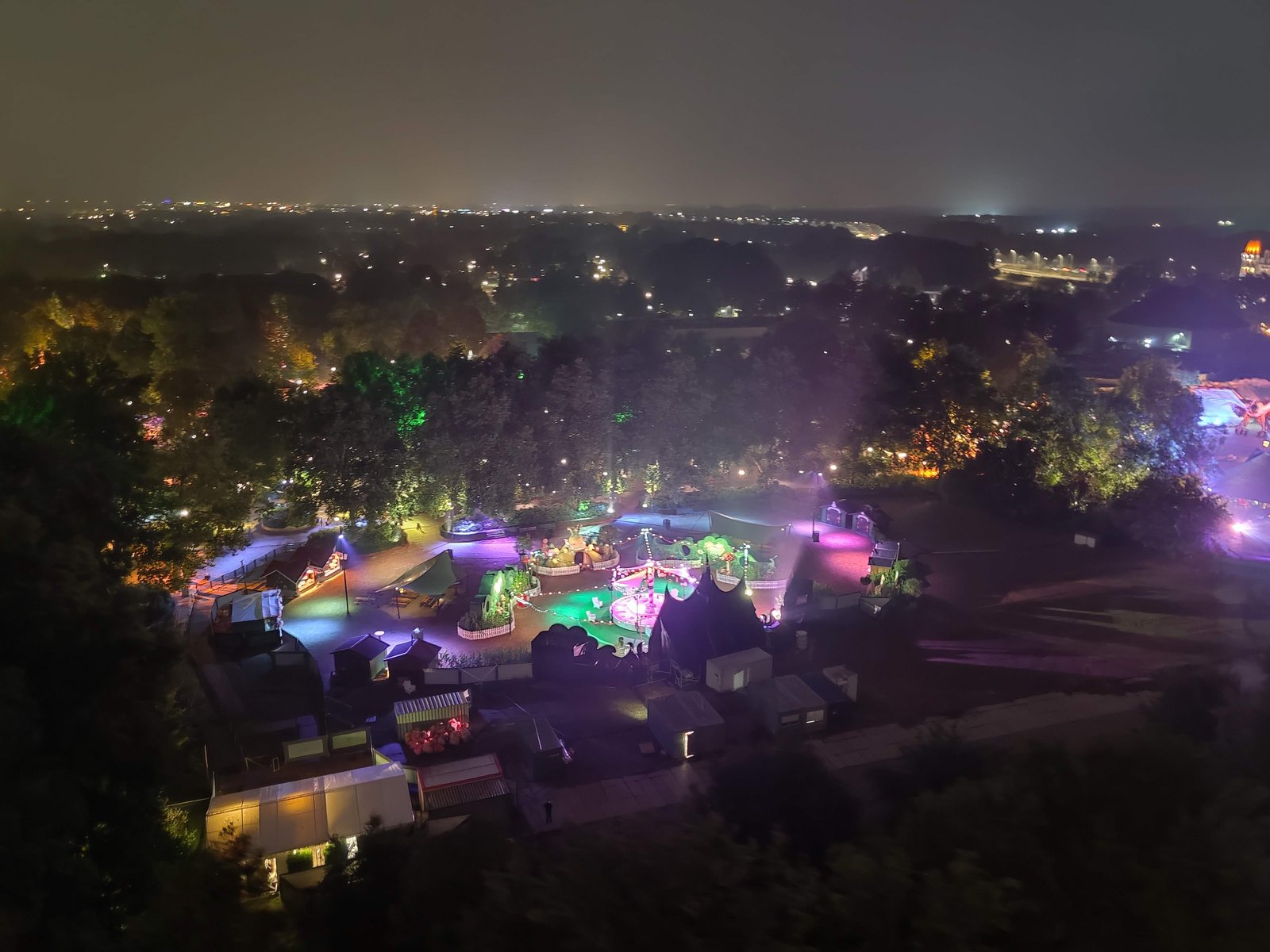 Wat een bijzonder tafereel zo! Te zien is Efteling Wonderland op de speelweide. Een tijdelijke opstelling ter ere van het 70 jarig jubileum van de Efteling waarin het sprookje van Alice in Wonderland invulling kreeg.