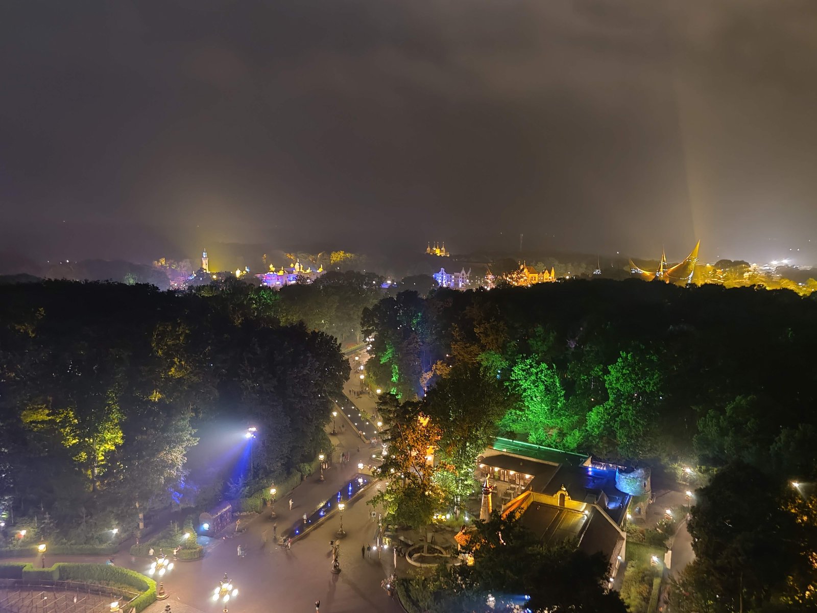 Prachtig hoe de lichtstralen boven het park uitkomen.