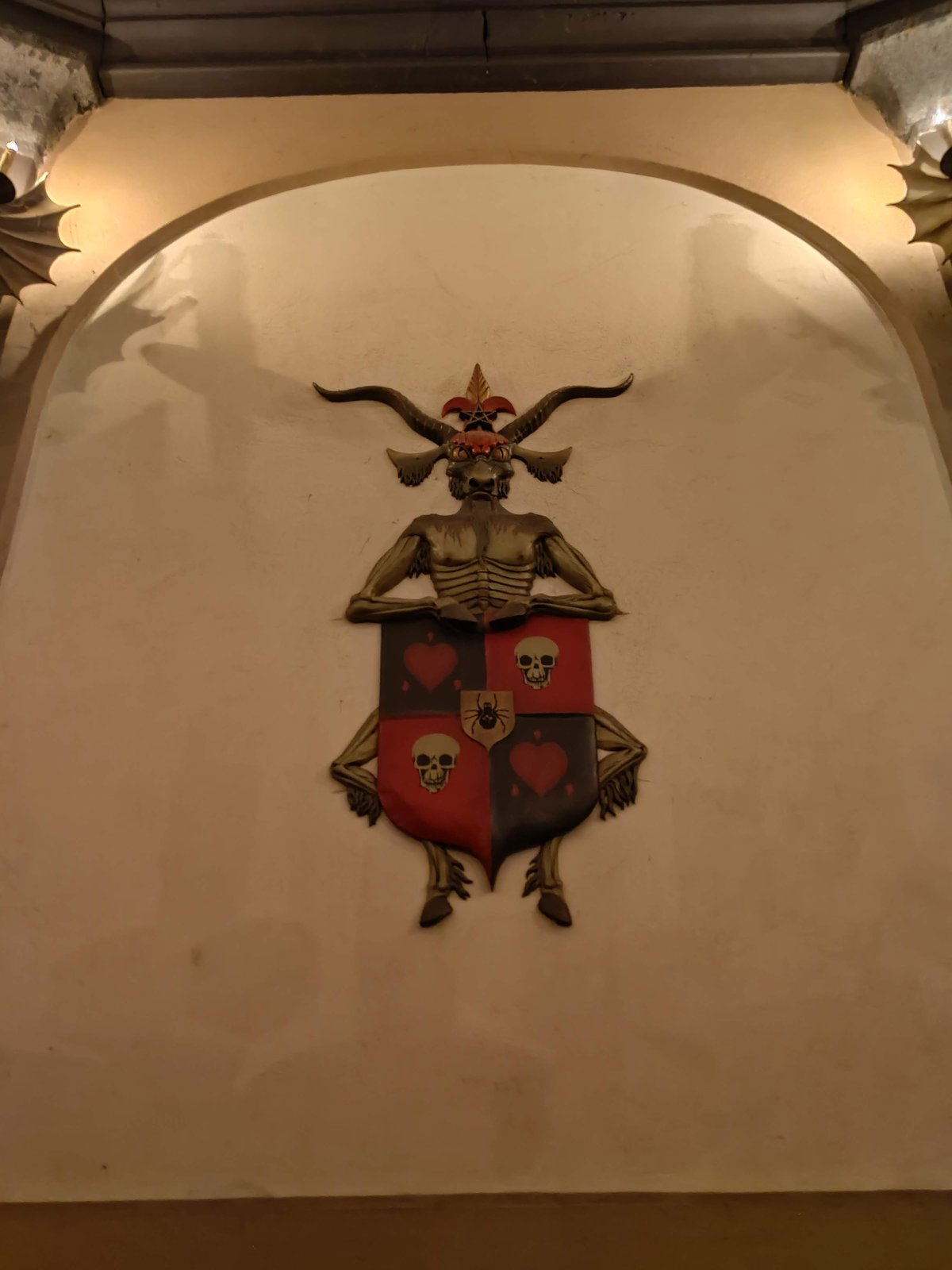 Een wapenschild onrnament in de Ronde Zaal.