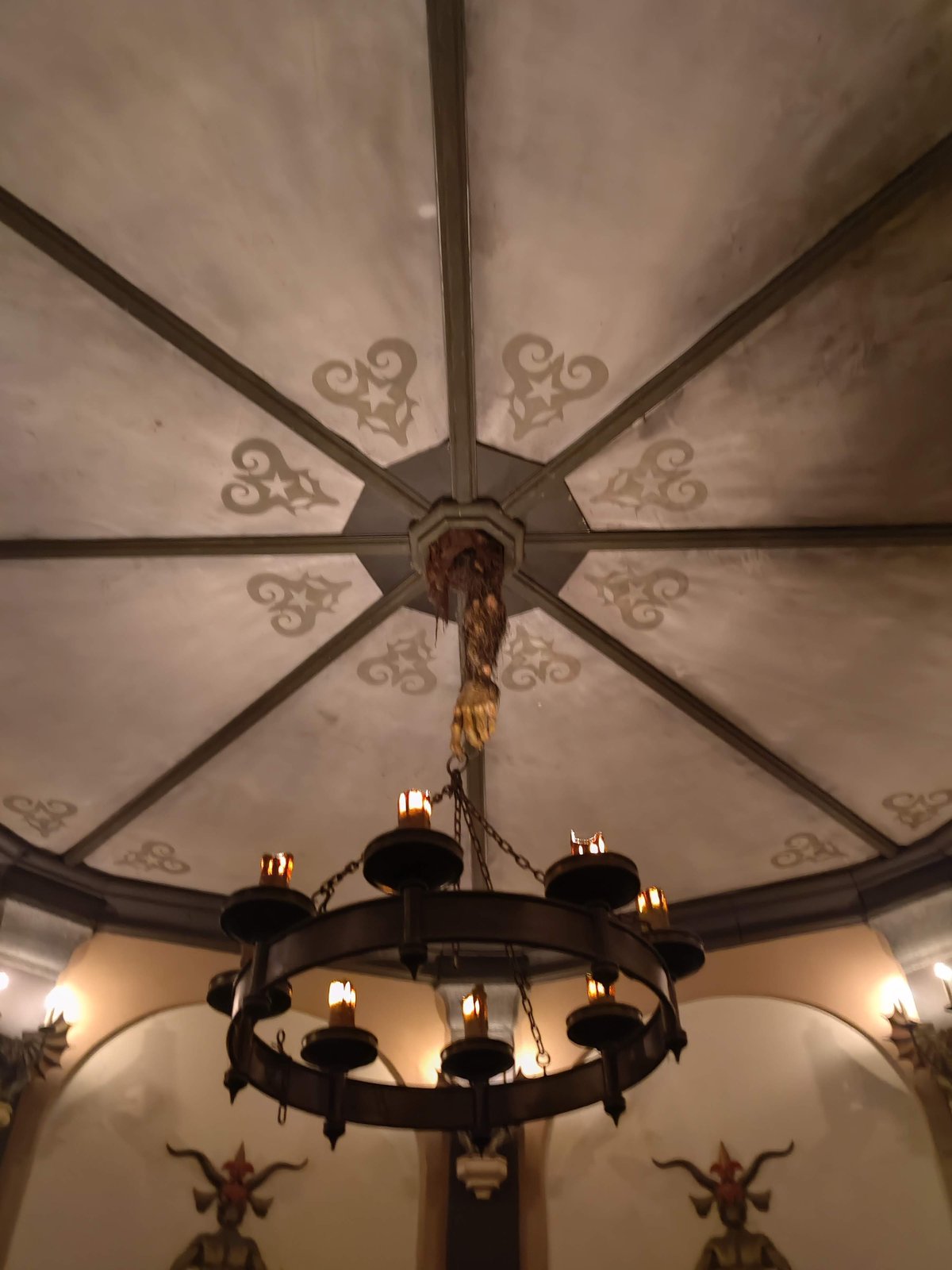 Het plafond van de Ronde Zaal. Eens in de zoveel tijd komen hier de Vlederiken tevoorschijn.