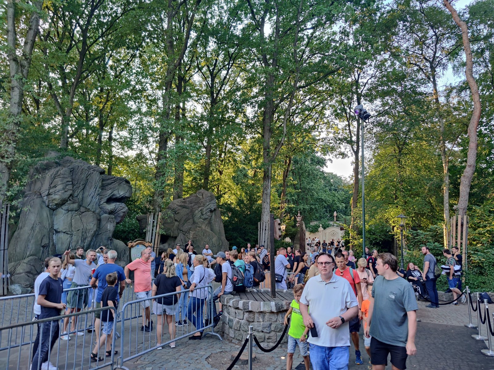Voor vandaag is de wachtrij verlengd met extra hekken om zo de drukte in goede banen te leiden.