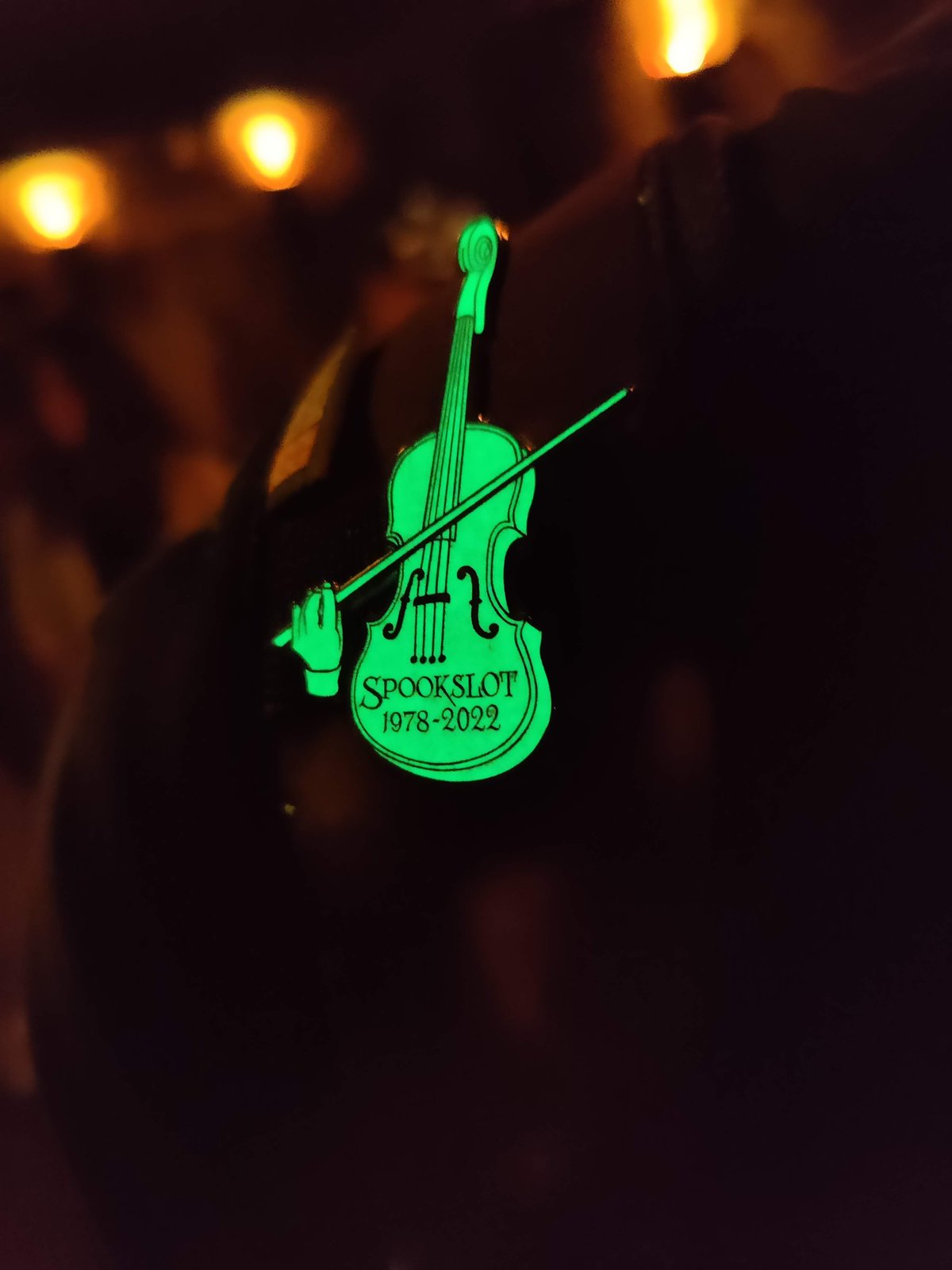 De speciale glow-in-the-dark pin van het spookslot kwam het beste tot zijn recht in de donkere wachtrij van het Spookslot!