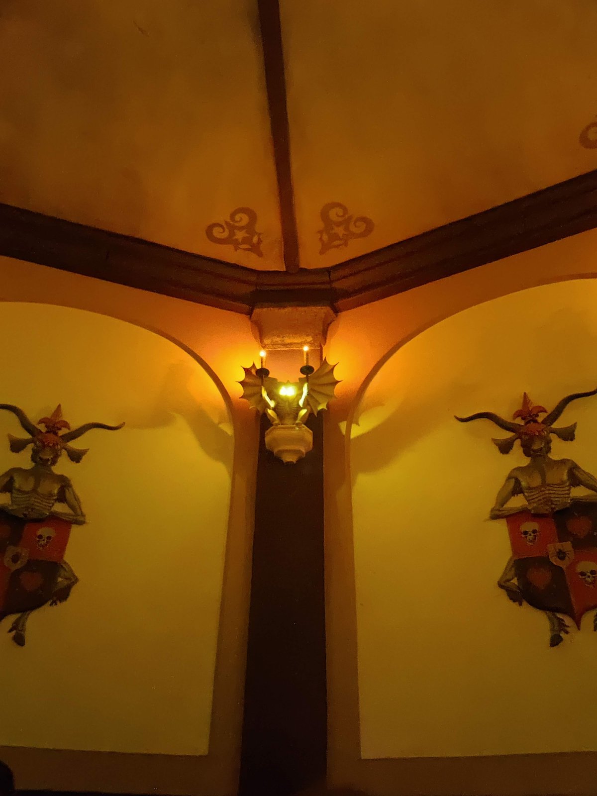 Ik word aangestaard door een kandelaarduiveltje in de Ronde Zaal