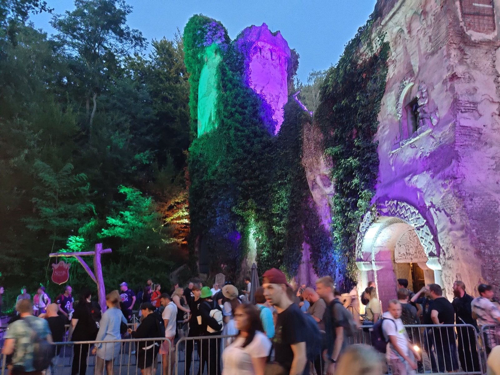 De zon gaat onder en de verlichting zorgt voor nog wat meer sfeer op deze hectische avond.