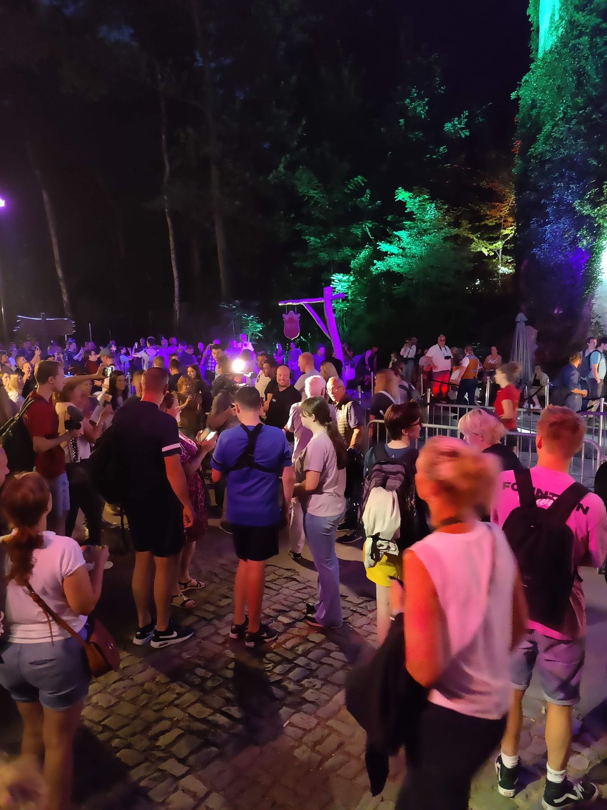 Inmiddels heeft er zich ook een hoop pers verzameld, waaronder de cameraploeg van de Vijf Zintuigen om beelden op te nemen voor de inmiddels uitgekomen documentaire "Spookslot, de historie van Station Halfweg".
